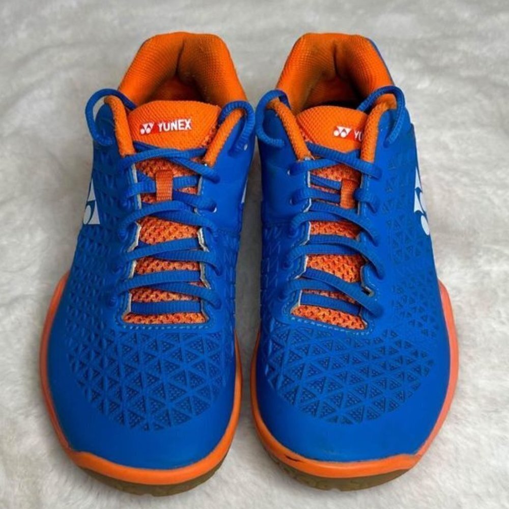 Woman’s YONEX badminton non marking/skidding court shoes. Size 9. Excellent cond